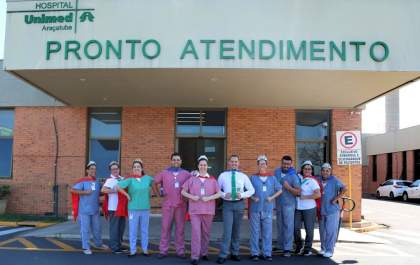 Equipes de hospital viram super-heróis em comemoração ao Dia das Crianças