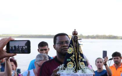 Centenas de fieis participam das celebrações em homenagem a Nossa Senhora Aparecida