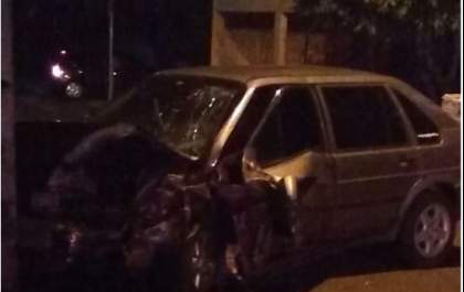 Motoboy fica ferido após bater carro em poste