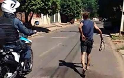 PM resgata lagarto teiú das mãos de homem que queria mantê-lo em cativeiro