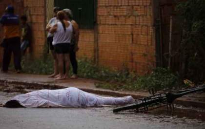 Adolescente morre atropelado por caminhonete ao desviar de lama