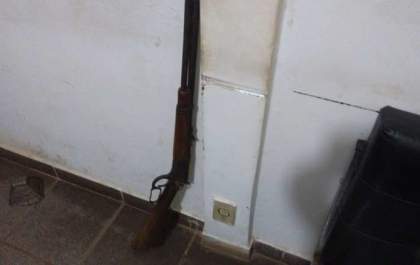 Caçador abandona moto, rifle e munições durante fuga da Polícia Ambiental