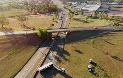 Carreta tomba no entroncamento da Rondon com Integração