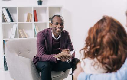 Veto para psicólogos e assistentes sociais nas escolas divide opiniões