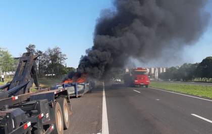 Carga de reciclável pega fogo e assusta motoristas na Rondon
