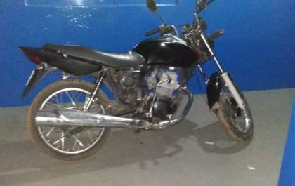 Quadrilha é presa ao ser flagrada desmontando moto furtada