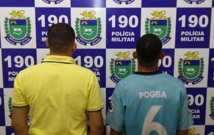 PM encontra TV, dinheiro, droga e balança em banheiro de casa no São João