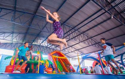 Crianças se esbaldam em festa proporcionada pela Prefeitura de Nova independência