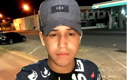 Adolescente de 17 anos morre após bater moto