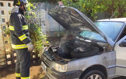 Bombeiros combatem incêndio em veículo no bairro Colinos em Três Lagoas