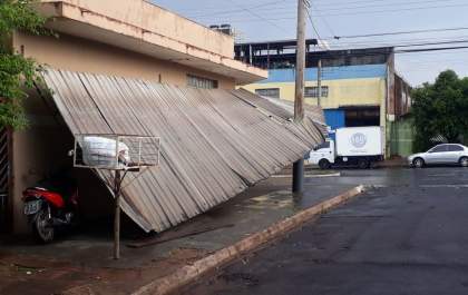 Chuva, rajadas de ventos e granizo deixa rastros de destruição em Ribas do Rio Pardo
