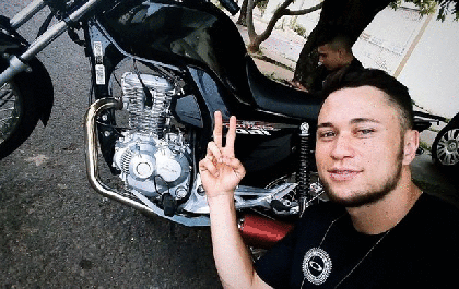 Motoqueiro de 20 anos morre ao fazer manobras radicais