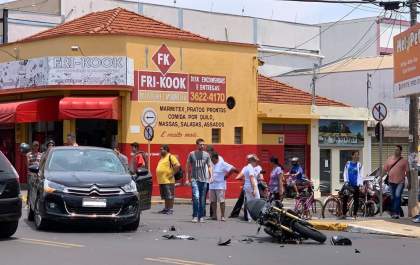 Motociclista fica ferido em colisão com carro na rua do Fico