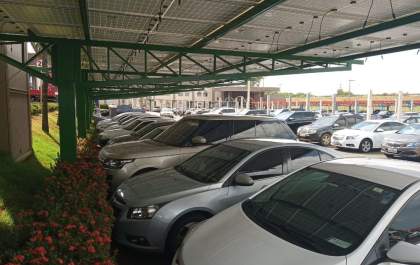 Instalação de placas fotovoltaicas já garante sombra no estacionamento do Oeste Plaza Shopping