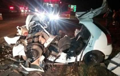 Casal morre ao bater carro em canavieiro na rodovia