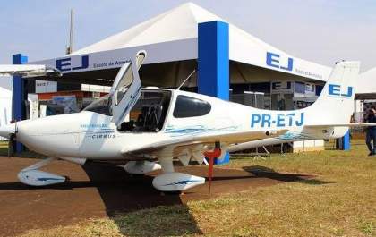 Três pessoas morrem em queda de avião em rua de Belo Horizonte