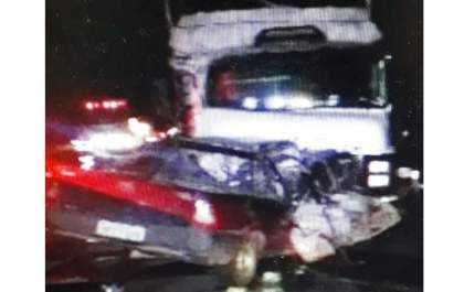 Colisão de carro com caminhão mata mecânico