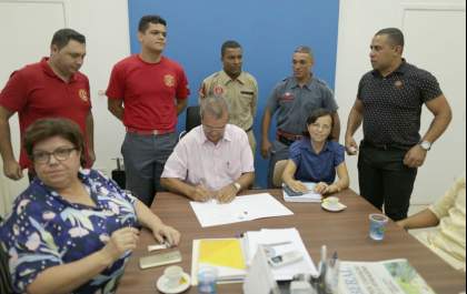 Lei dos Bombeiros Civis entra em vigor na terça, sem ter sido regulamentada