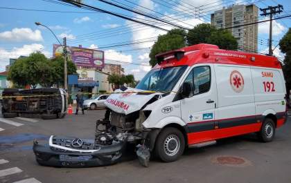 Caminhonete tomba após ser atingida por viatura do Samu em cruzamento