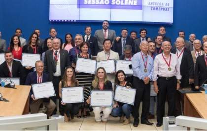Câmara homenageia médicos e dentistas por serviços prestados à população de TL