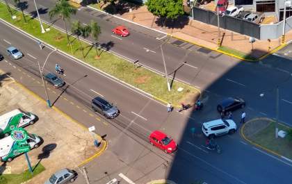 Carros batem em cruzamento e populares orientam trânsito