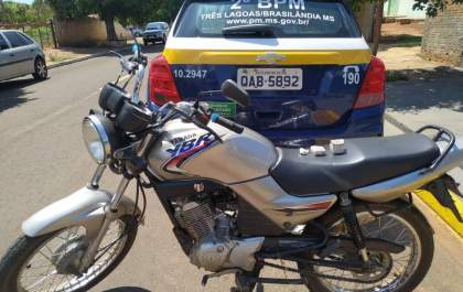 Suspeito abandona moto e droga em terreno baldio ao fugir da polícia