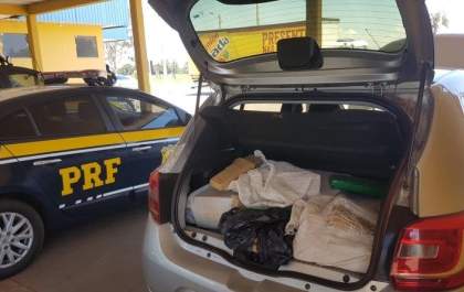 Motorista abandona carro com 219 Kg de droga durante fuga da PRF