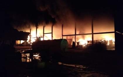 Fogo se alastra em indústria, provoca explosões e mobiliza bombeiros em TL