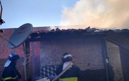 Incêndio em residência no Vila Guanabara mobiliza Corpo de Bombeiros