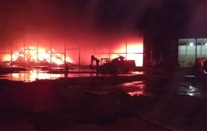Incêndio em galpão de empresa de resíduos sólidos é controlado após 14 horas