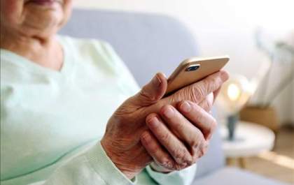 Operadora de celular indenizará idosa de 91 anos por excesso de cobranças