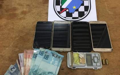 Força Tática desmonta 'biqueira' e prende dois por tráfico no Santa Rita
