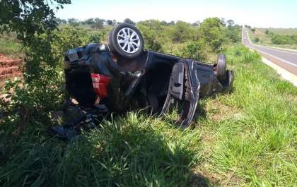 Motorista fura bloqueio e capota carro ao fugir da polícia em alta velocidade