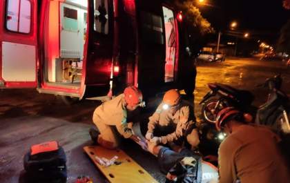 Motociclista fica ferido ao se enroscar em fios caídos em rua de Três Lagoas