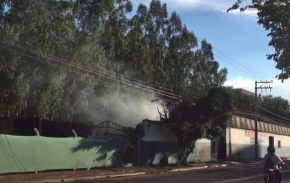 Incêndio destrói borracharia na rua Aguapeí