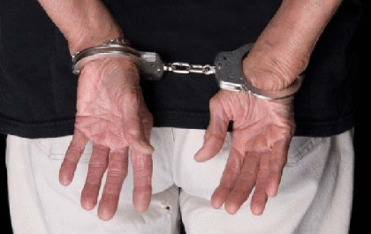Idoso é preso acusada de abusar de menina
