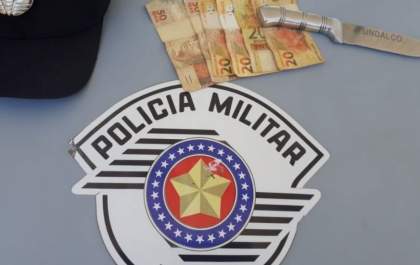 Mulher assalta loja com faca e é presa