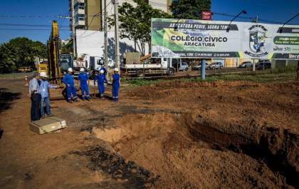 Rompimento de tubulação provocou afundamento de asfalto