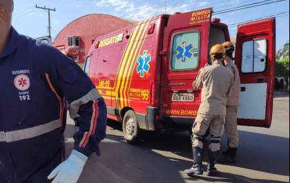 Mulher fica ferida em acidente entre caminhonete e bicicleta elétrica