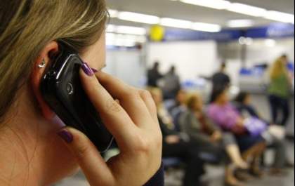 Lei que proíbe celular em bancos, postos, cinemas e salas de aula pode ser revogada