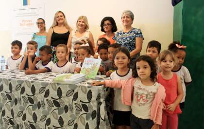 Alunos participam de sessão de autógrafo de livros em Andradina