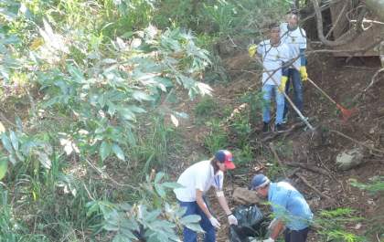 Estudantes limpam entorno de córrego durante gincana