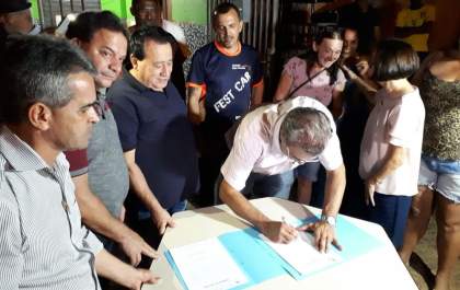 Prefeito assina ordem de serviço para asfalto no Mão Divina
