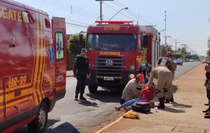 Acidente entre carro e bicicleta deixa mulher ferida na Rosário Congro