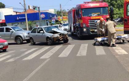 Idosa fica ferida em pancada violenta entre dois carros em Três Lagoas