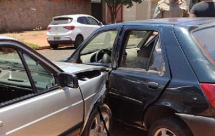 Colisão entre dois carros deixa mulher e duas crianças feridas em TL