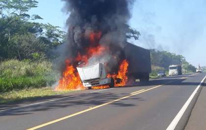 Incêndio destrói caminhão carregado com tanquinhos