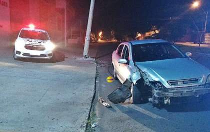 Motorista bate carro em poste após beber 4 litros de cerveja