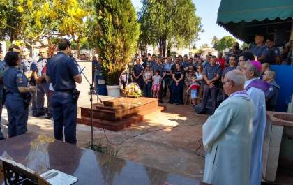 Finados tem missa e homenagem a PMs mortos