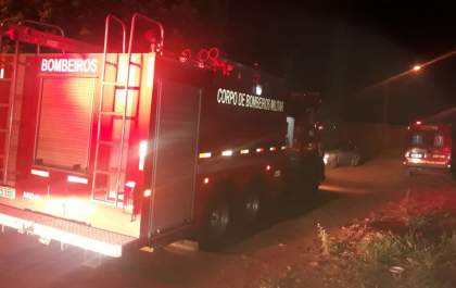 Bombeiros combatem incêndio em residência no Jardim das Acácias